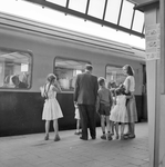 841895 Afbeelding van een gezin op een perron van het N.S.-station Rotterdam C.S. te Rotterdam, met een voor vertrek ...